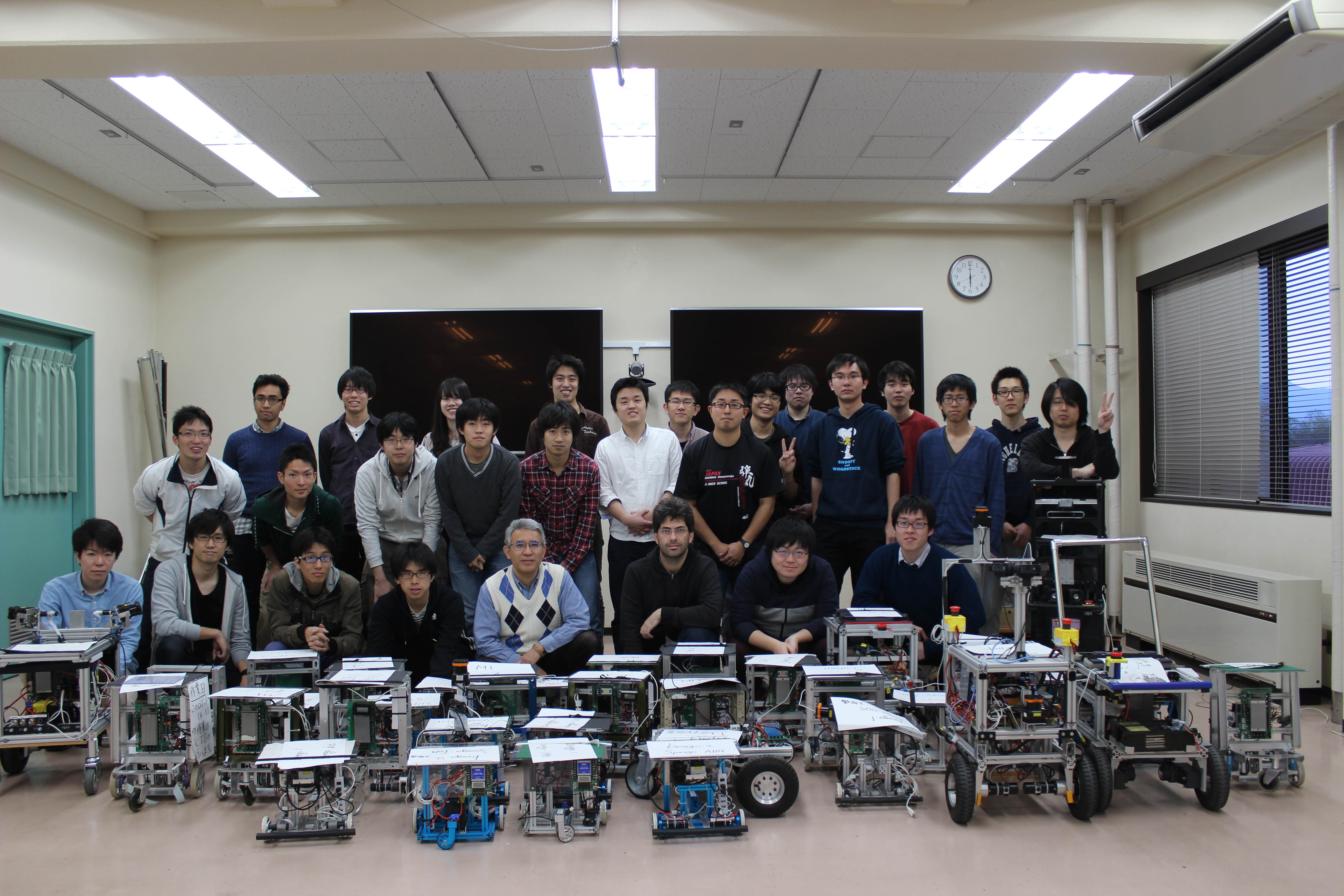 知能ロボット研究室のメンバーとロボット(2010)